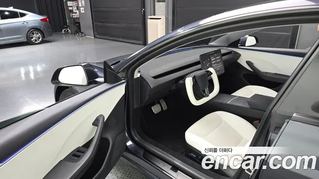 Tesla Model 3 — Фото автомобиля 8