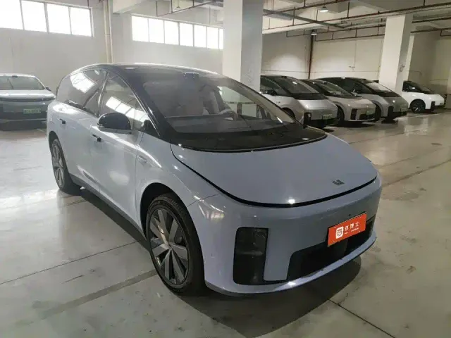 Li Auto i8 — Фото автомобиля 5