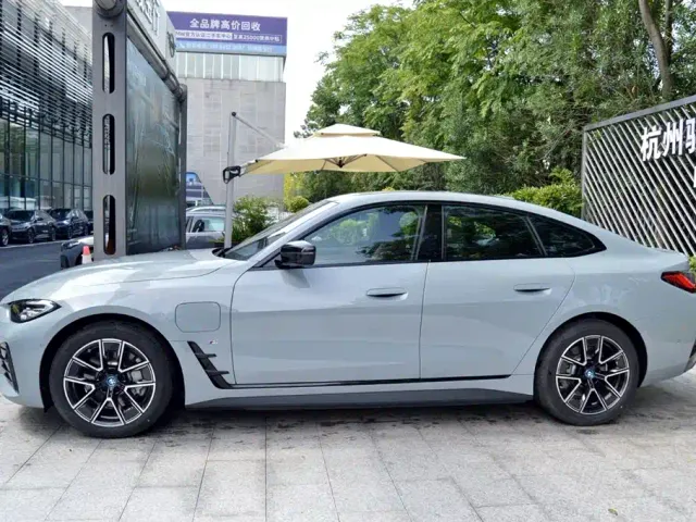 BMW i4 — Фото автомобиля 3