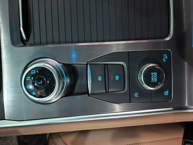 Ford Explorer — Фото автомобиля 10