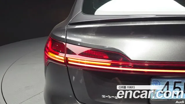 Audi e-tron — Фото автомобиля 23