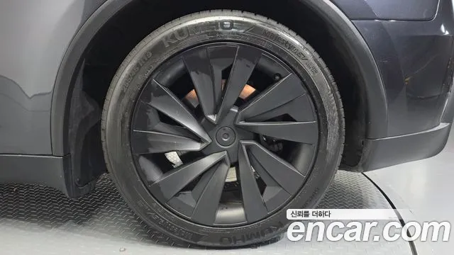 Tesla Model Y — Фото автомобиля 21
