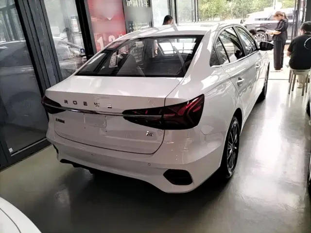Roewe i5 — Фото автомобиля 6