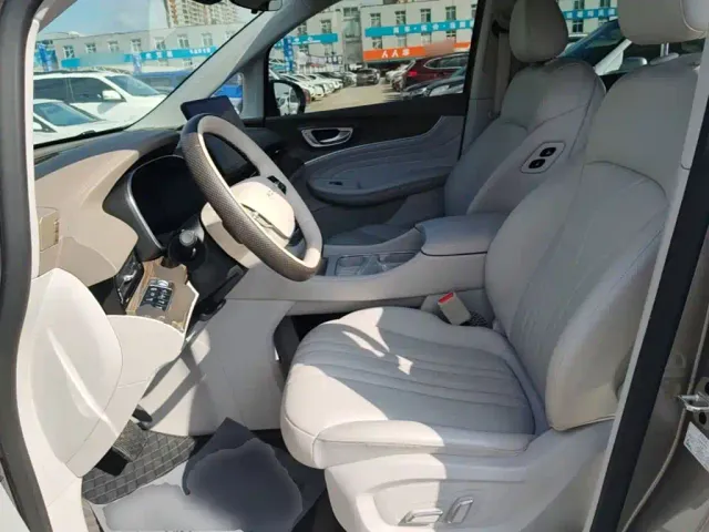 Roewe iMAX8 — Фото автомобиля 14
