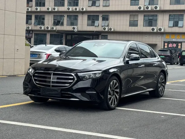 Mercedes-Benz E-Class — Фото автомобиля 3