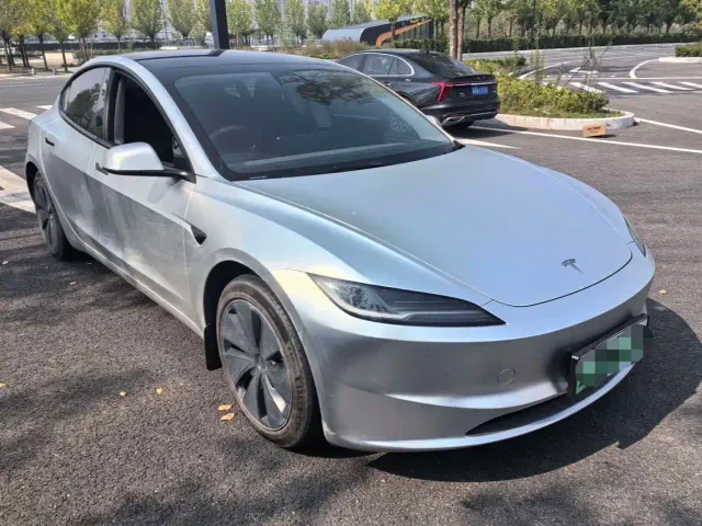 Tesla Model 3 — Фото автомобиля 3