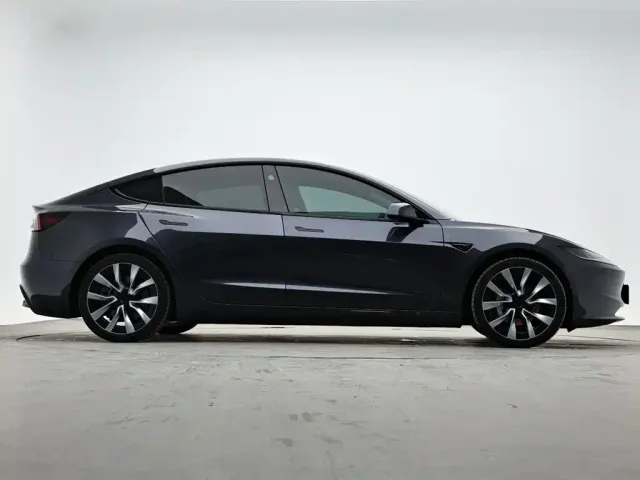 Tesla Model 3 — Фото автомобиля 5