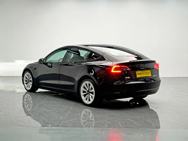 Tesla Model 3 — Фото автомобиля 4