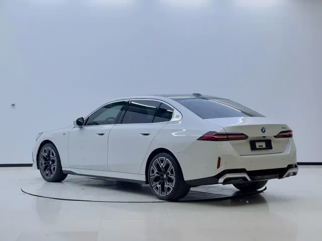 BMW 5 Series — Фото автомобиля 4
