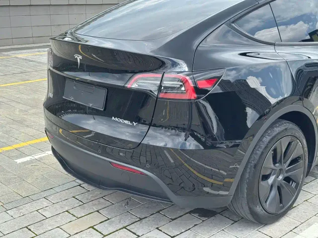 Tesla Model Y — Фото автомобиля 9