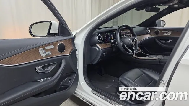 Mercedes-Benz E-Class — Фото автомобиля 9