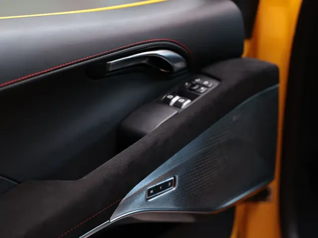 Lotus Emira — Фото автомобиля 7