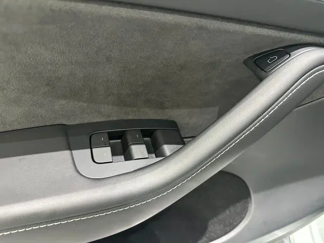 Tesla Model Y — Фото автомобиля 12
