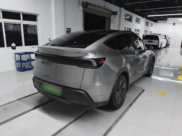 Tesla Model Y — Фото автомобиля 6