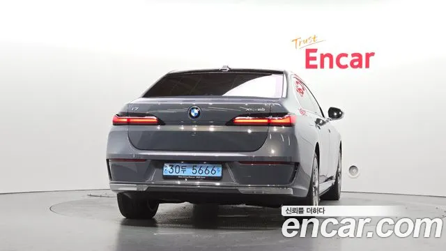 BMW i7 — Фото автомобиля 2