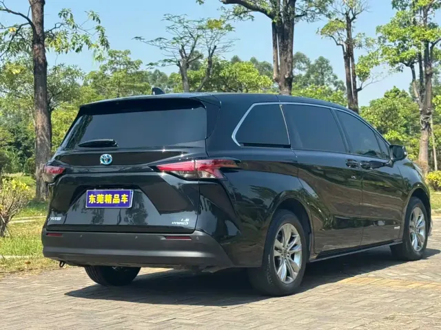 Toyota Sienna — Фото автомобиля 14