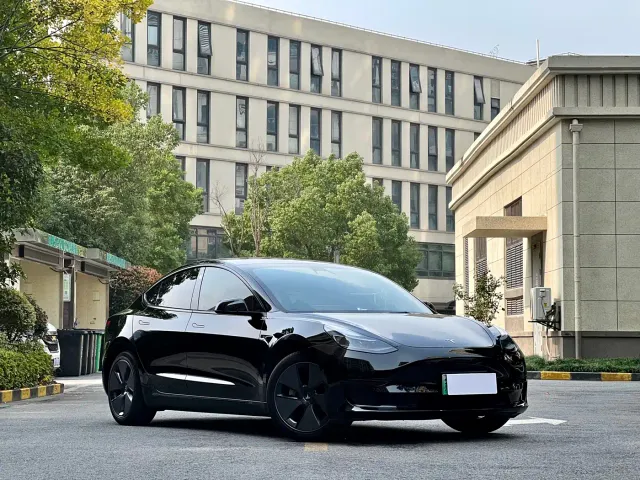 Tesla Model 3 — Фото автомобиля 3