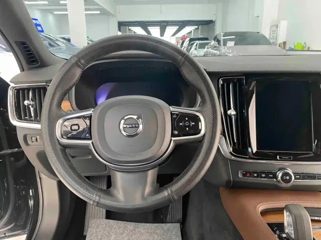 Volvo S90 — Фото автомобиля 9
