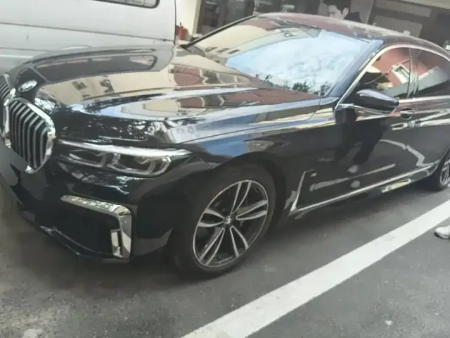 Фотография автомобиля — BMW 7 Series
