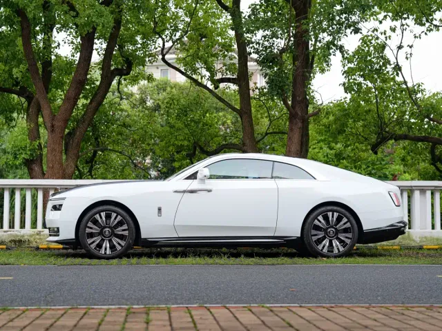 Rolls-Royce Spectre — Фото автомобиля 10