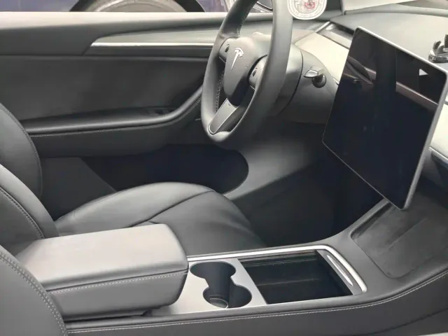 Tesla Model Y — Фото автомобиля 13