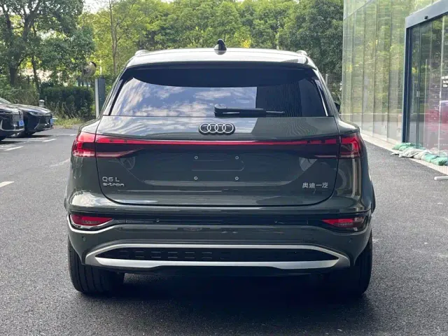 Audi Q6L e-tron — Фото автомобиля 3
