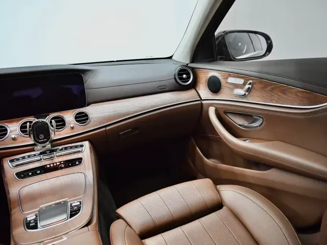 Mercedes-Benz E-Class — Фото автомобиля 12