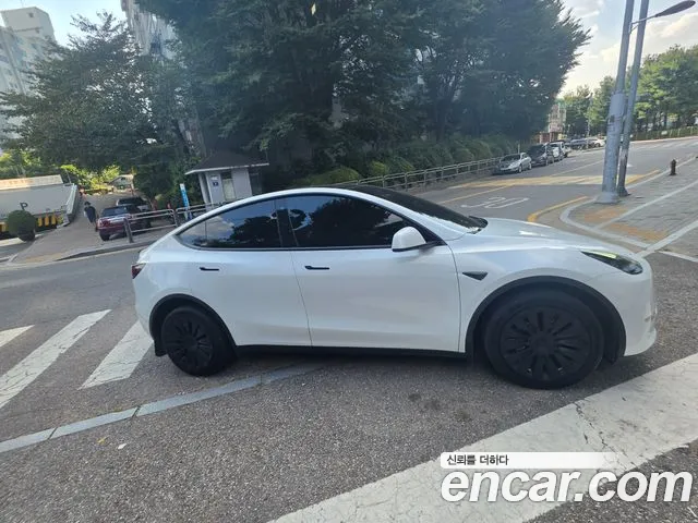 Tesla Model Y — Фото автомобиля 17