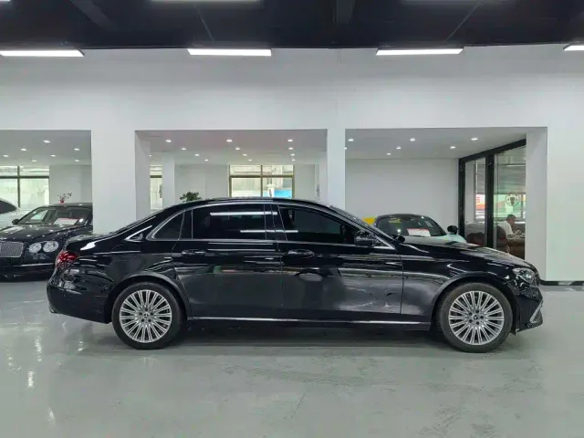 Mercedes-Benz E-Class — Фото автомобиля 4