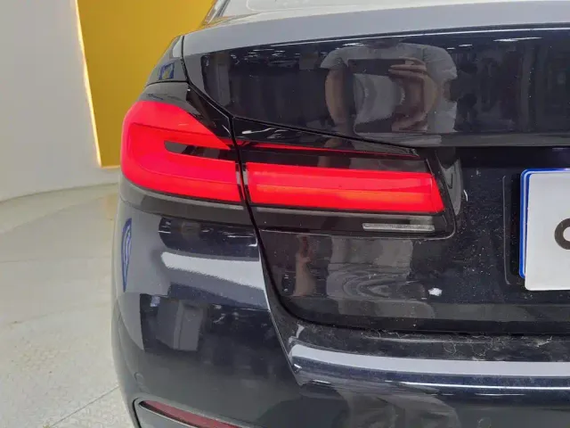 BMW 5 Series — Фото автомобиля 9