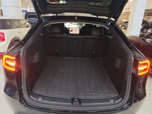 Tesla Model Y — Фото автомобиля 18