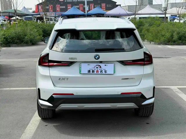 BMW iX1 — Фото автомобиля 8