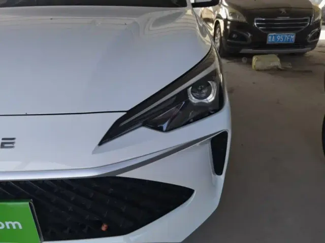Roewe i5 — Фото автомобиля 23