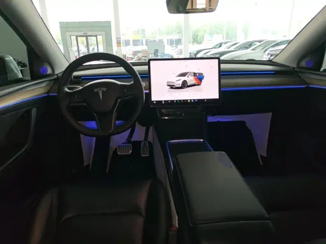 Tesla Model Y — Фото автомобиля 9