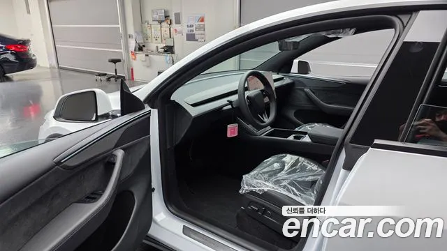 Tesla Model Y — Фото автомобиля 10