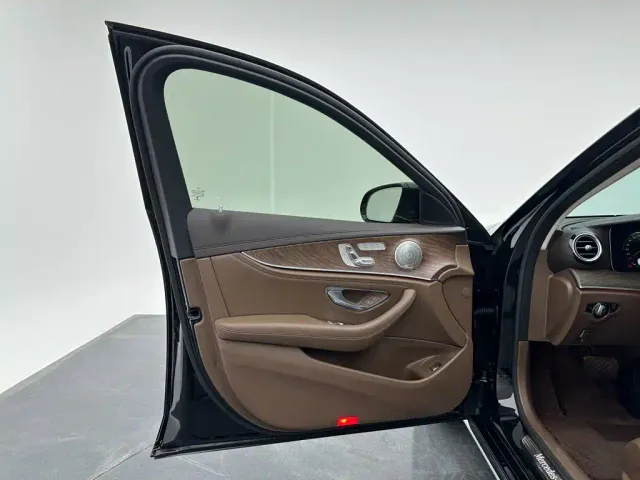 Mercedes-Benz E-Class — Фото автомобиля 16