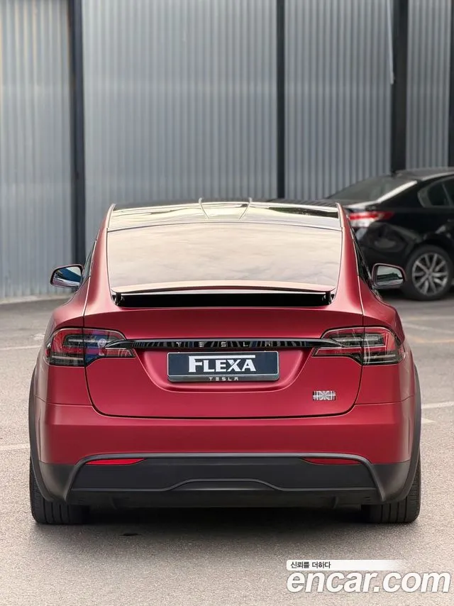 Tesla Model X — Фото автомобиля 13