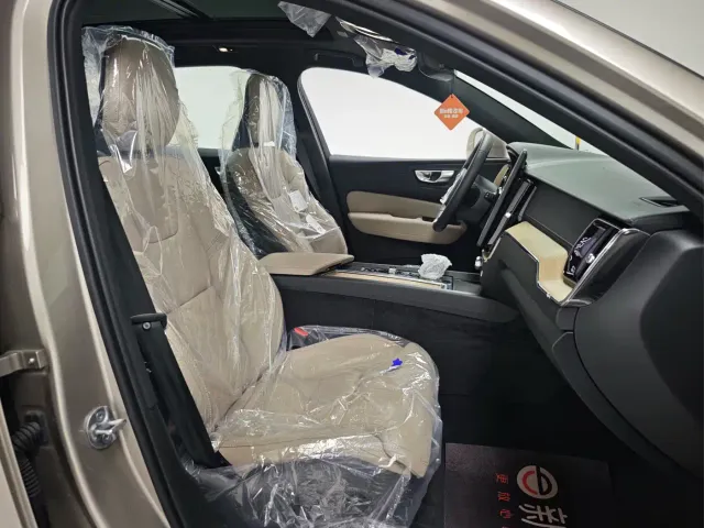 Volvo XC60 — Фото автомобиля 10