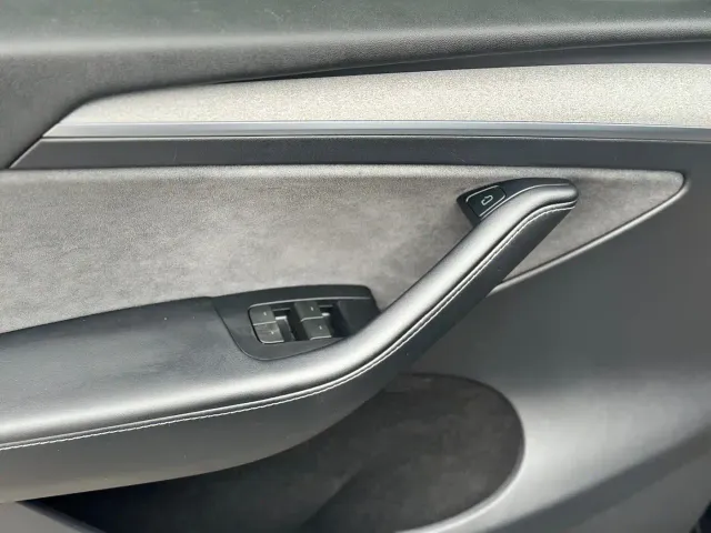 Tesla Model Y — Фото автомобиля 3