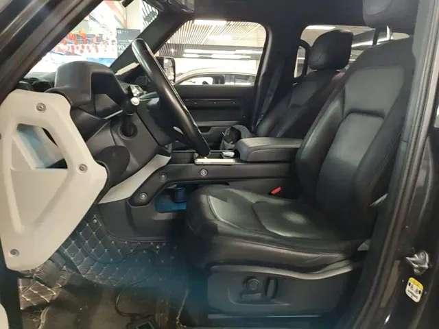 Land Rover Defender — Фото автомобиля 14