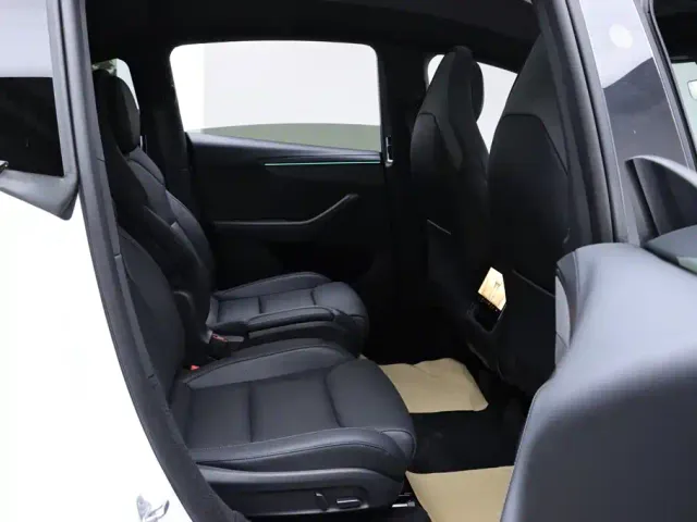 Tesla Model Y L — Фото автомобиля 12