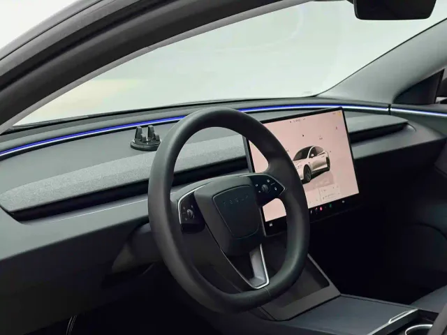 Tesla Model 3 — Фото автомобиля 4