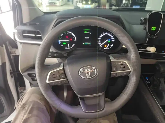 Toyota Sienna — Фото автомобиля 10