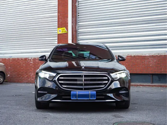 Mercedes-Benz E-Class — Фото автомобиля 3