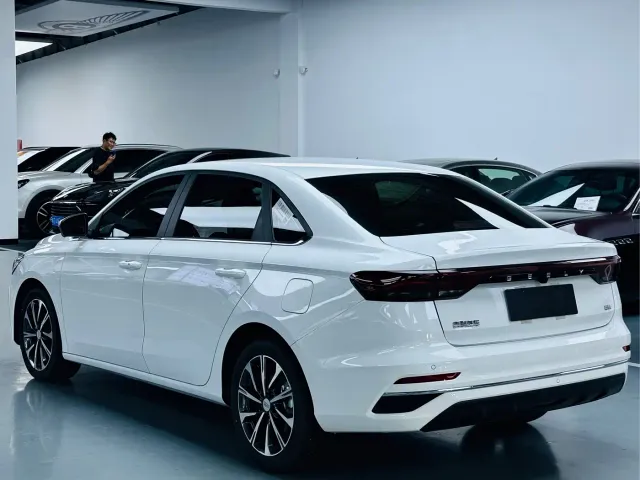Geely Emgrand — Фото автомобиля 13