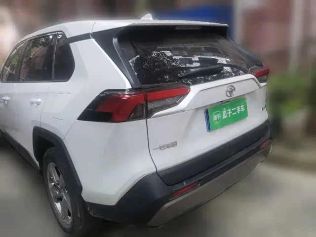Toyota RAV4 — Фото автомобиля 4