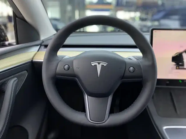 Tesla Model Y — Фото автомобиля 16
