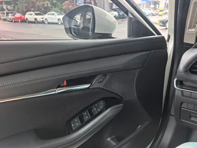 Mazda Axela — Фото автомобиля 7