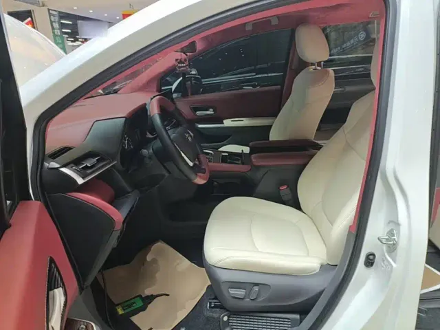Toyota Sienna — Фото автомобиля 14