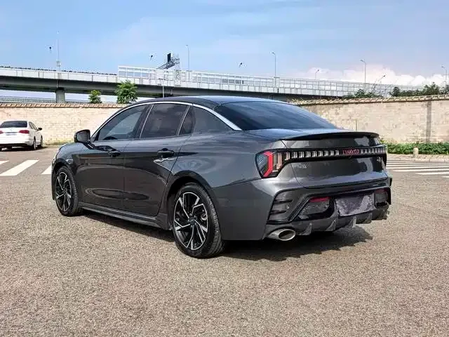 Lynk & Co 03 — Фото автомобиля 12